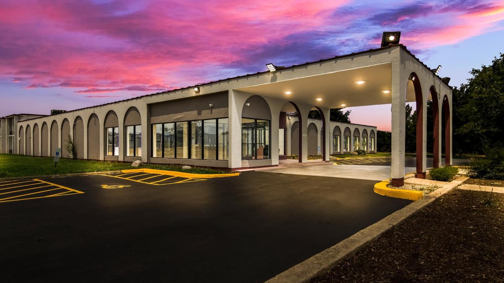 Hometowne Studios By Red Roof And Conference Center Chicago - N Aurora Naperville North Aurora Exterior foto